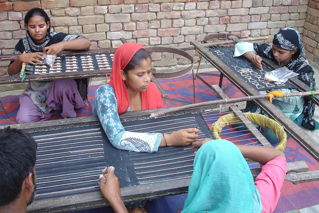 インドの村の女性が商品を作る様子