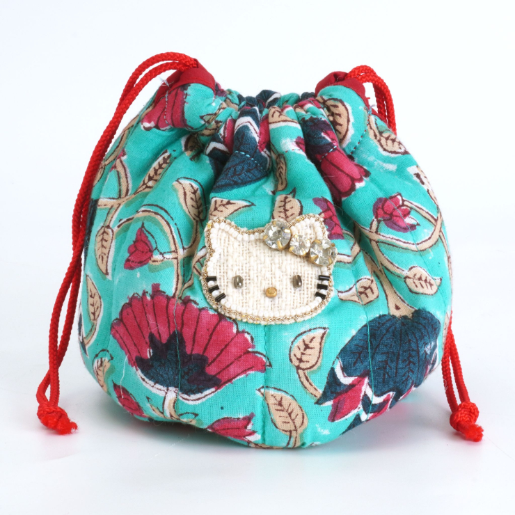 HelloKitty 刺繍ﾓﾁｰﾌ ﾐﾆ巾着ﾎﾟｰﾁ mk24015 (上代: 3700円)