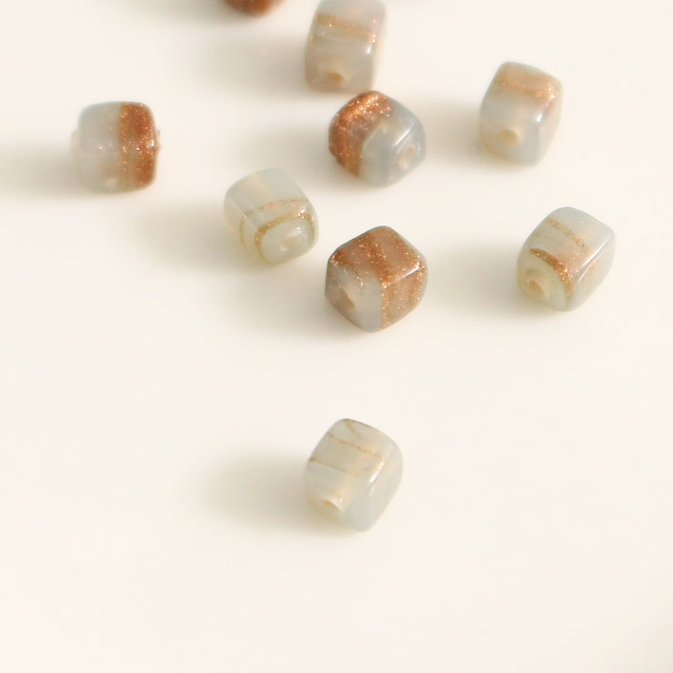 MAYGLOBE beads&craft Grass beads Cube 3.5×4mm 8pcs Grey×BrownGlitter xb00155-008 （上代: 360円）