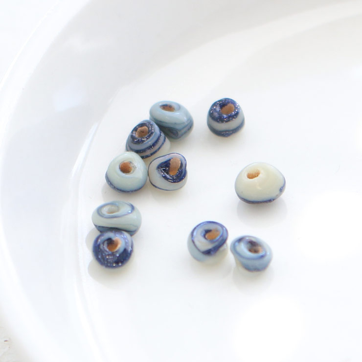 ガラスビーズ アンイーブン型 4mm ベージュ×ネイビーラメ【10個入×5セット入り】xb00536-010 （上代: 1700円）