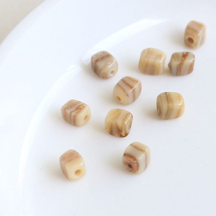 MAYGLOBE beads&craft Grass beads Cube 3.5×4mm 8pcs Beige×BrownGlitter xb03346-008 （上代: 360円）