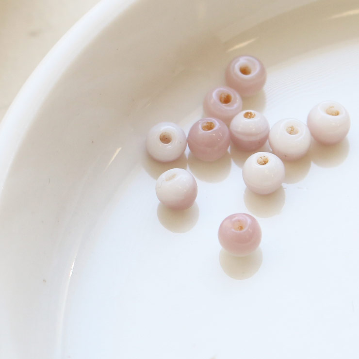 MAYGLOBE beads&craft ガラスビーズ ラウンド型 4mm  ホワイト×ラベンダー 10個入(1セット) xb03375-010 （上代: 300円）