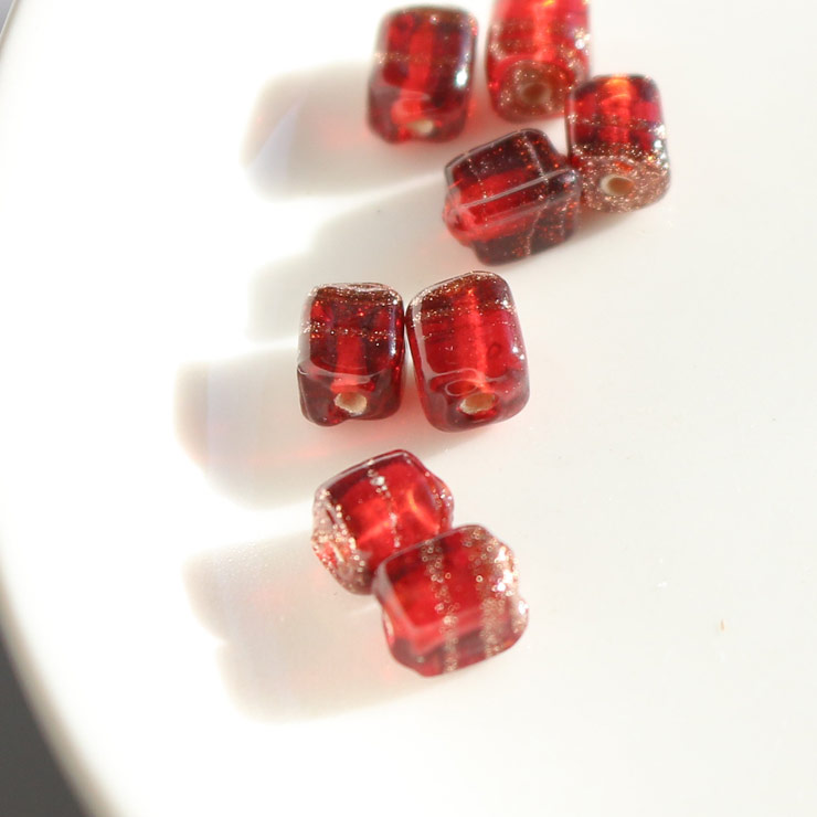 ガラスビーズ キューブ型 3.5×4mm ガーネット×ブラウンラメ【8個入×5セット入り】xb03427-008 （上代: 1800円）
