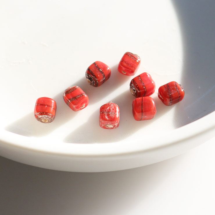 ガラスビーズ キューブ型 3.5×4mm マットレッド×ブラウンラメ【8個入×5セット入り】xb03428-008 （上代: 1800円）