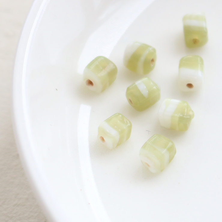 MAYGLOBE beads&craft Grass beads Cube 3.5×4mm 8pcs White×LightGreen xb03431-008 （上代: 360円）