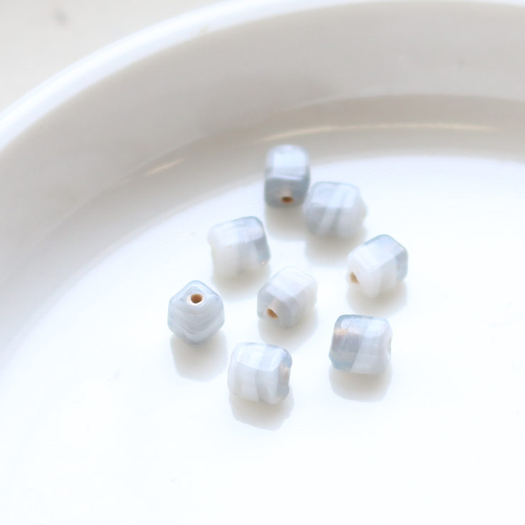 MAYGLOBE beads&craft ガラスビーズ キューブ型 3.5×4mm  ホワイト×グレー 8個入(1セット) xb03433-008 （上代: 360円）