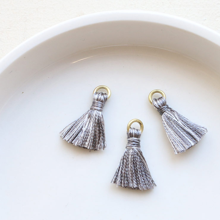 MAYGLOBE beads&craft Silk tassel 12×15mm 3pcs Grey×White yf00374-003 （上代: 300円）